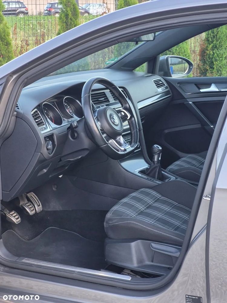 Volkswagen Golf - 22