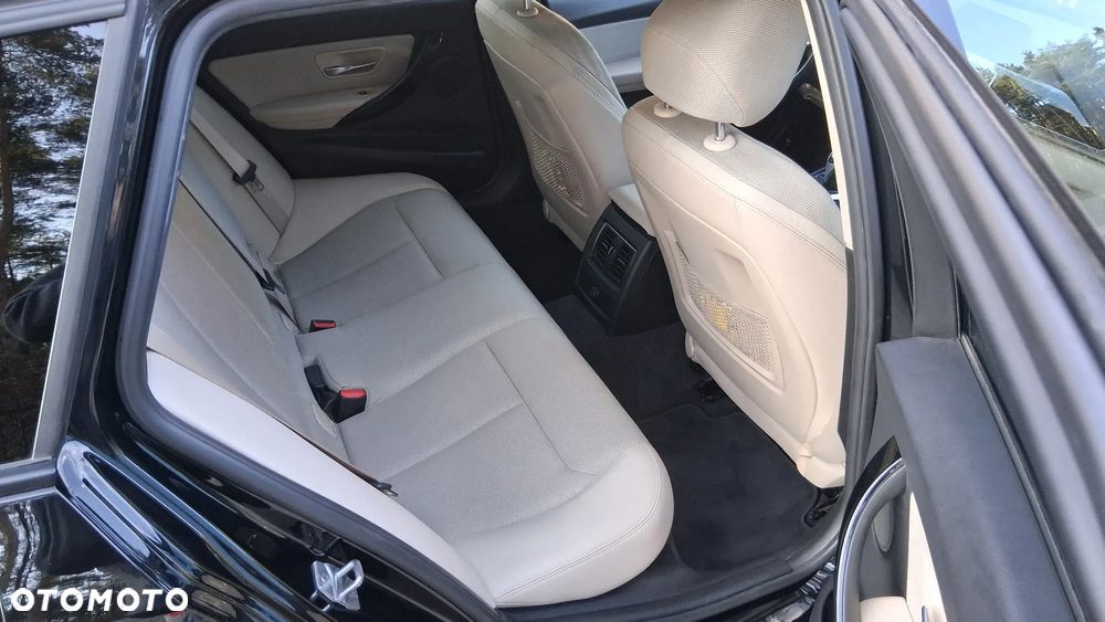 BMW Seria 3 330i xDrive - 14