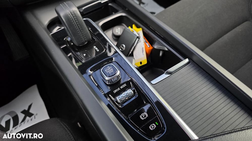 Volvo XC 60 B4 MHEV AT8 FWD Momentum Pro - 15