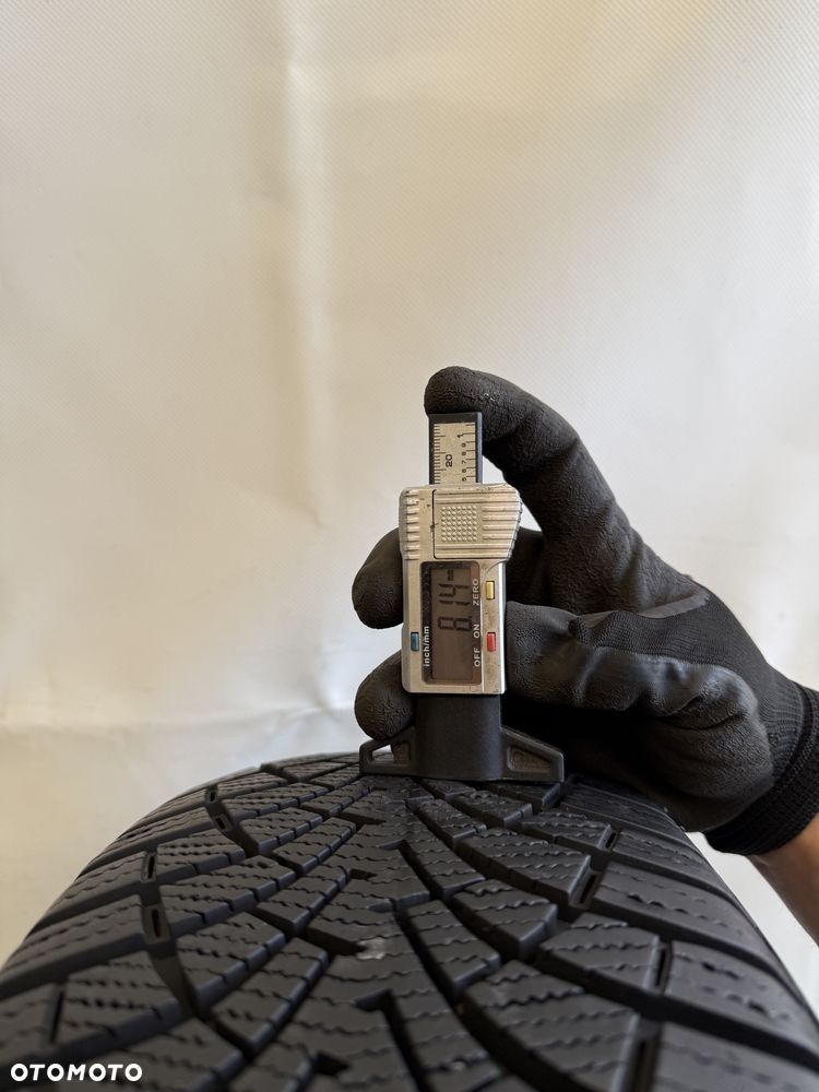 205/60/16 Goodyear UltraGrip 9+ 96H - 4