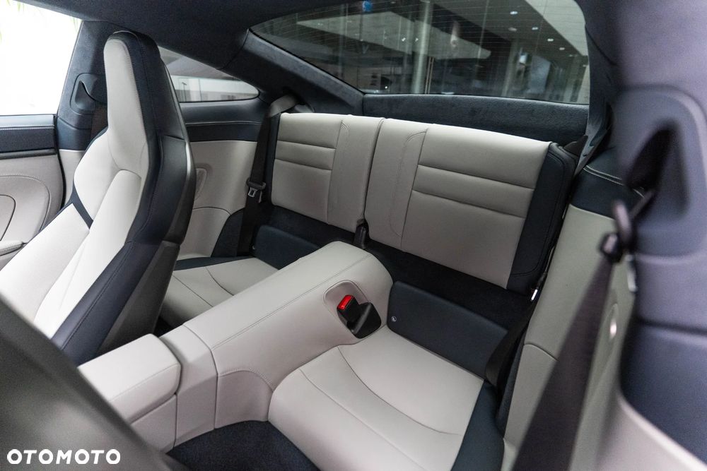 Porsche 911 Carrera 4 GTS - 9