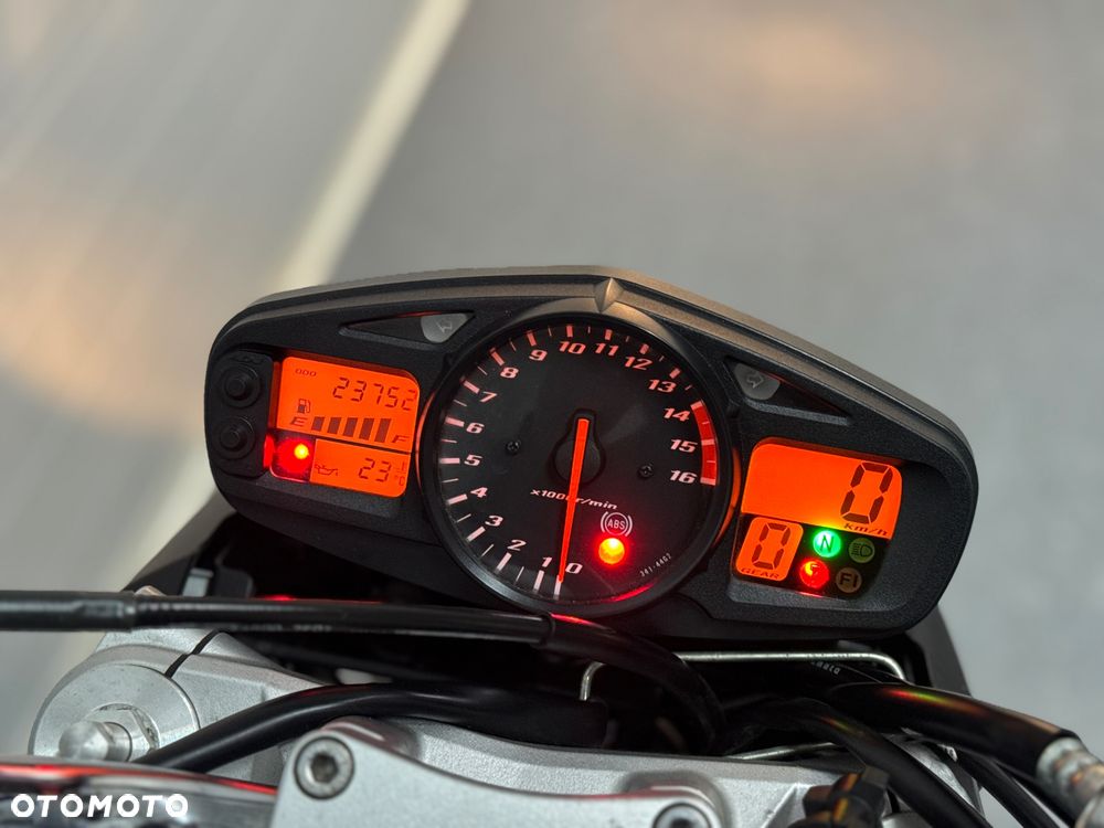 Suzuki GSR - 26