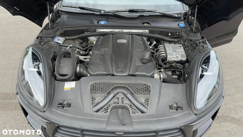 Porsche Macan Turbo - 35