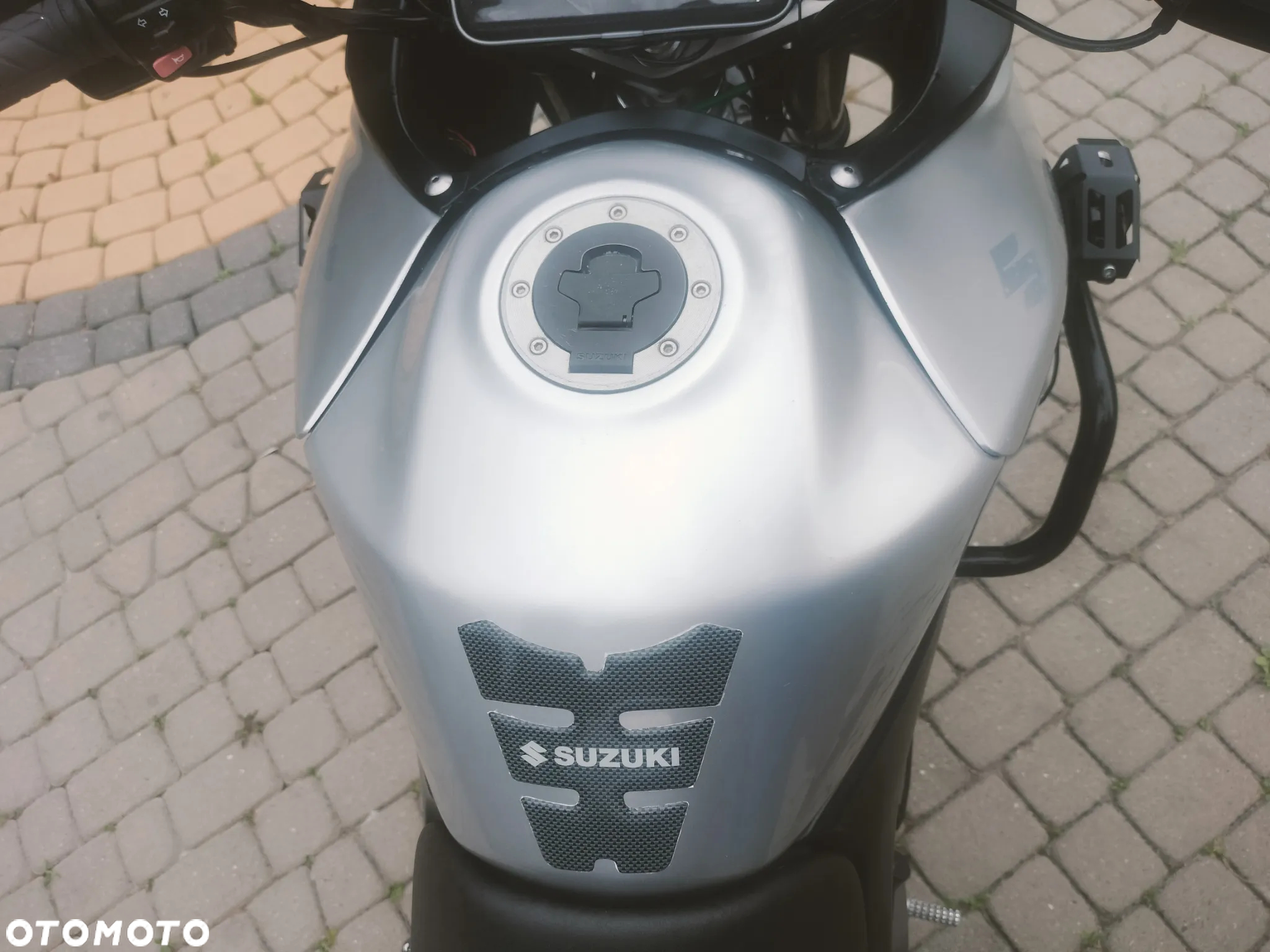 Suzuki V-STROM - 16
