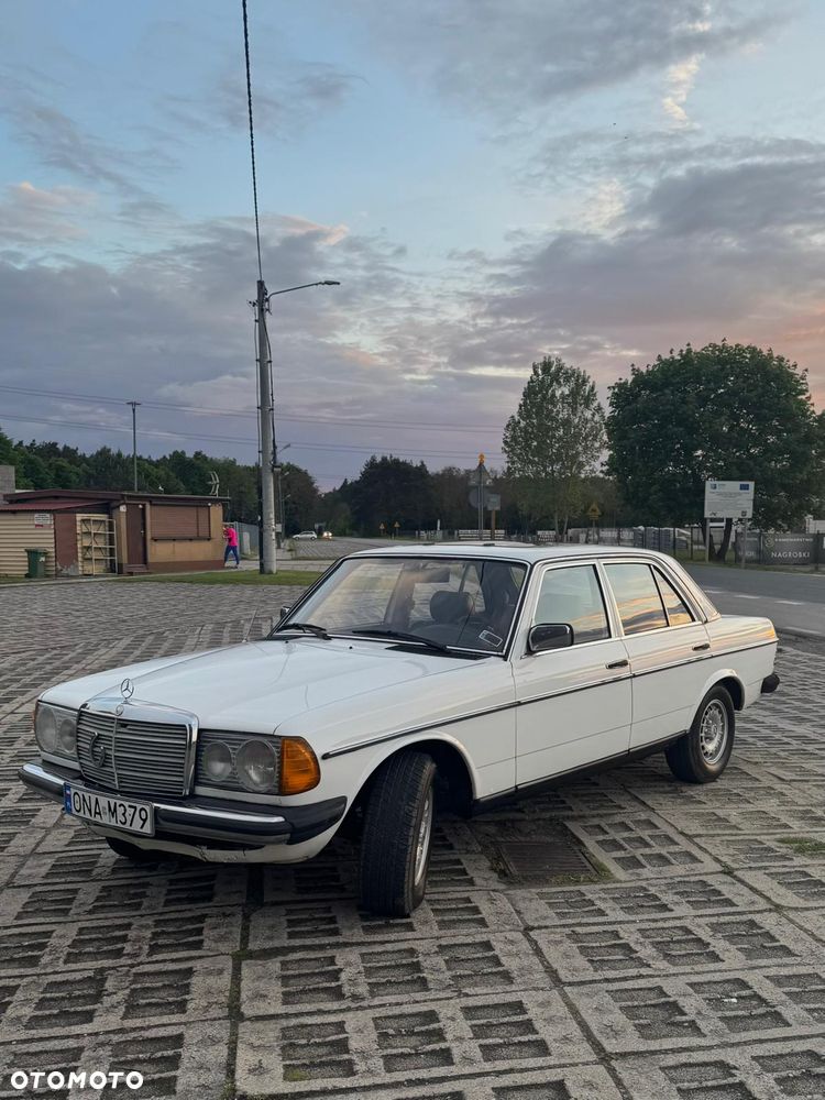 Mercedes-Benz W123 1982 photo 4