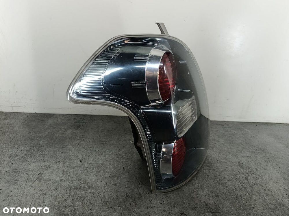 LAMPA TYLNA LEWA TOYOTA COROLLA VERSO II 81560-0F080 FARBA - 2