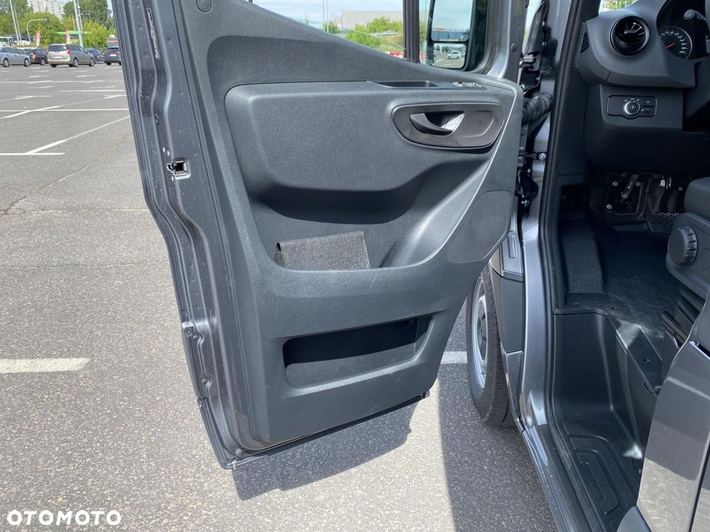 Mercedes-Benz Sprinter - 11