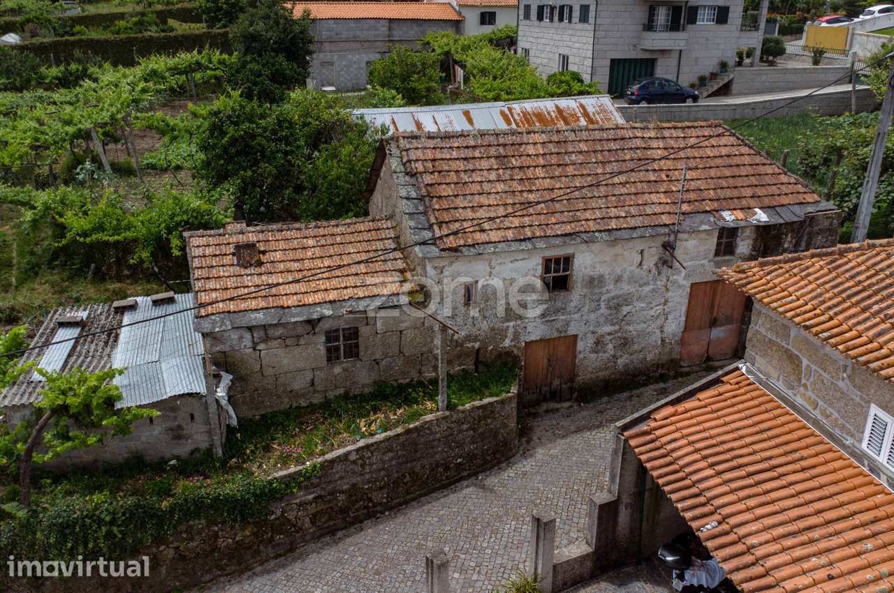 Moradia T2 para restauro em Valpedre Penafiel - Grande imagem: 2/16