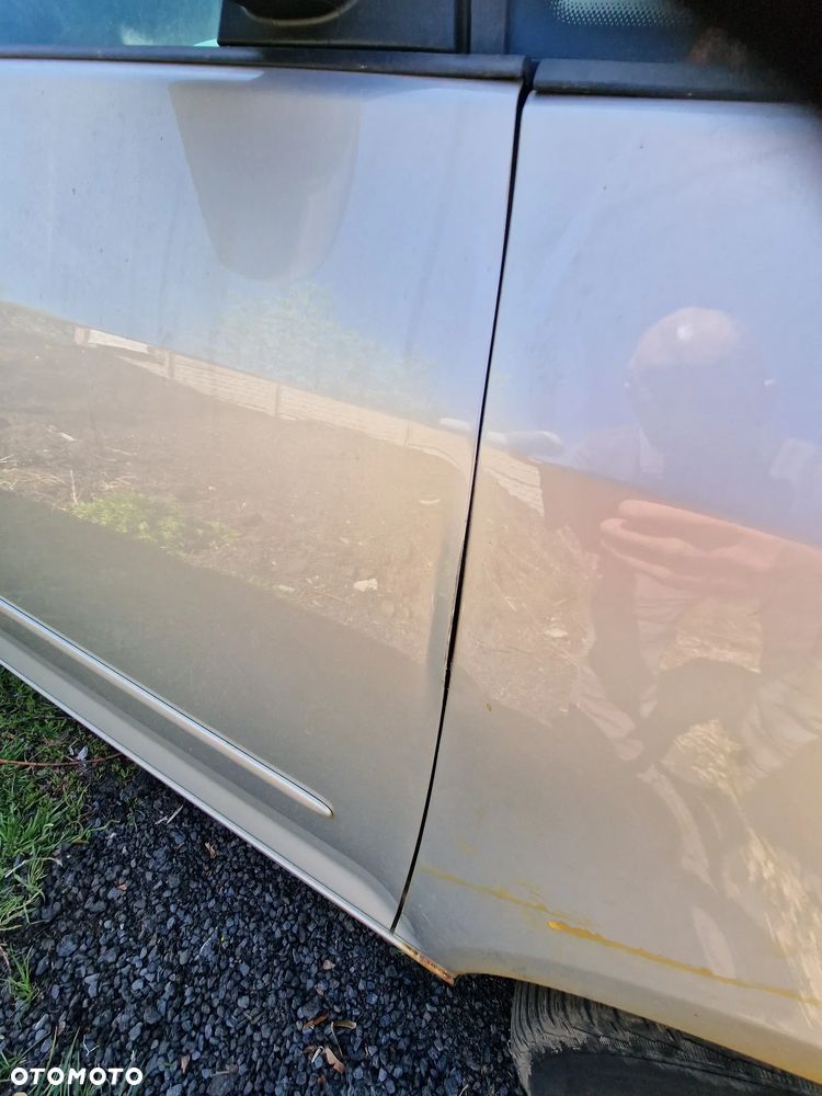 Drzwi  prawy  przód  vw golf  V  I  VI  plus  w kolorze  LR7L - 2
