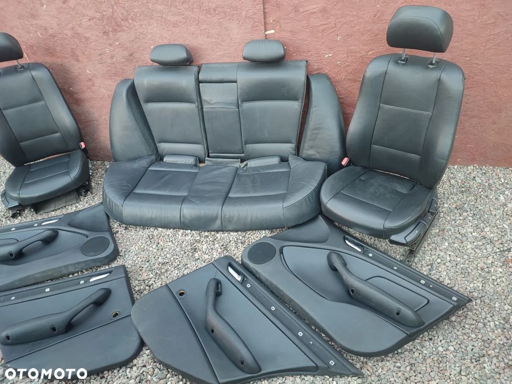BMW E46 SEDAN ORYGINALNY KOMPLET FOTELI SKÓRZANYCH + KANAPA TYŁ SKŁADANA + BOCZKI EUROPA POD PODUSZKI AIR-BAG O NR. 52 20 8 214 940 / 52 20 8 214 970 / 52 10 8 214 910 OEM  W DOBRYM STANIE - 1