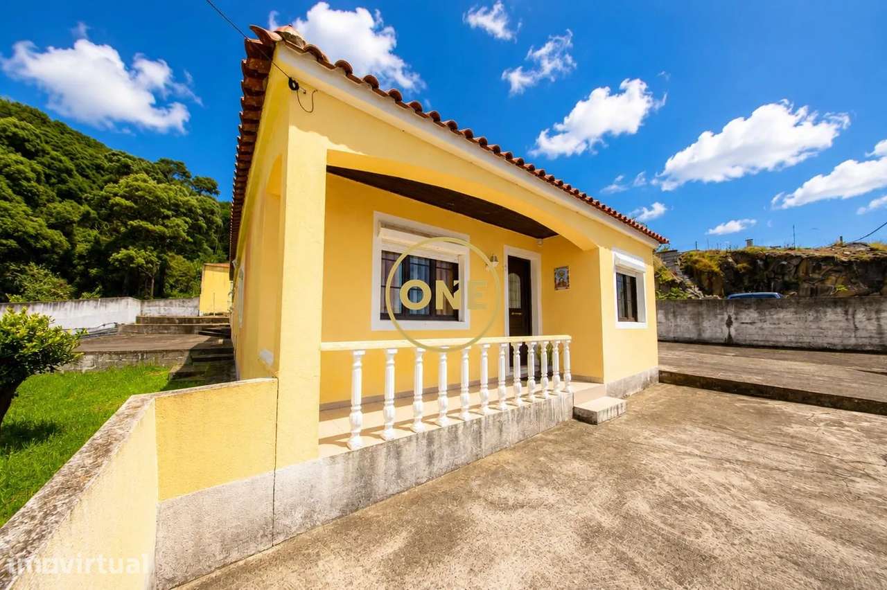 Moradia T4 com Amplo Jardim nas Feteiras – Tranquilidade e Potencial - Grande imagem: 4/31