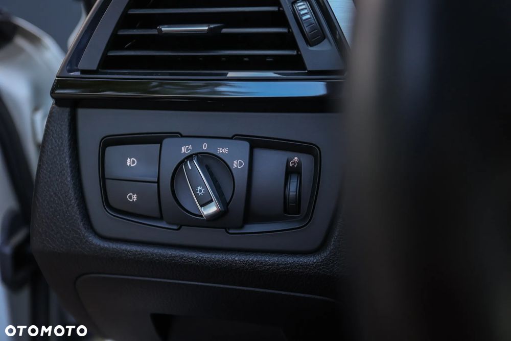 BMW Seria 3 320d Sport Line - 34