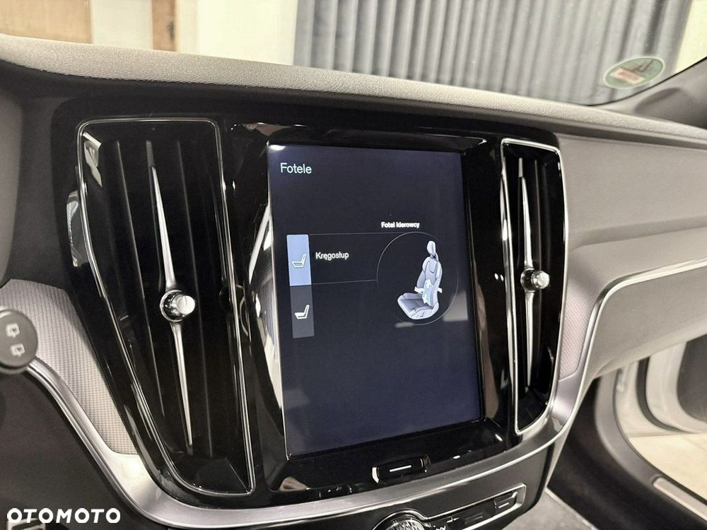 Volvo V60 D4 R-Design - 26