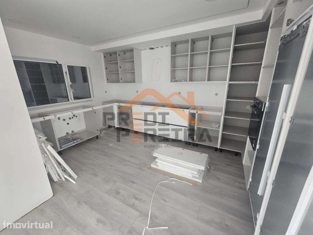 Situada na zona da Ramada/Caneças, fantástica moradia T3+1. - Grande imagem: 2/60