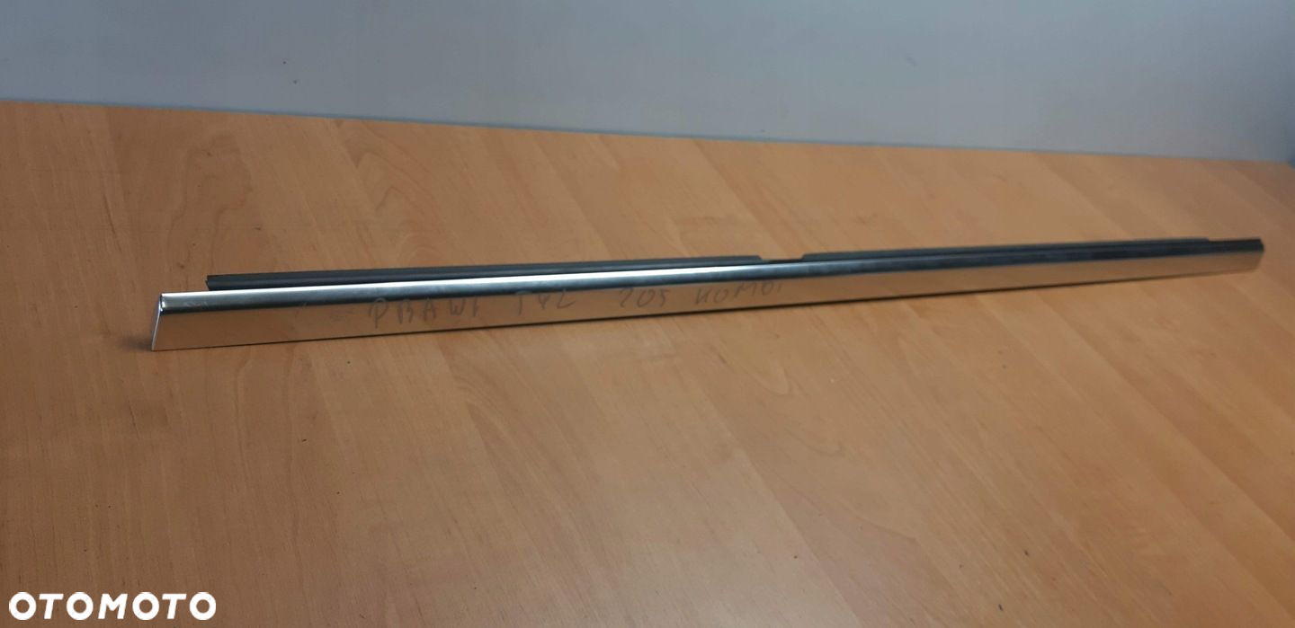 Mercedes C klasa W205 kombi listwa zgarniająca drzwi prawy tył A2057300624 - 3