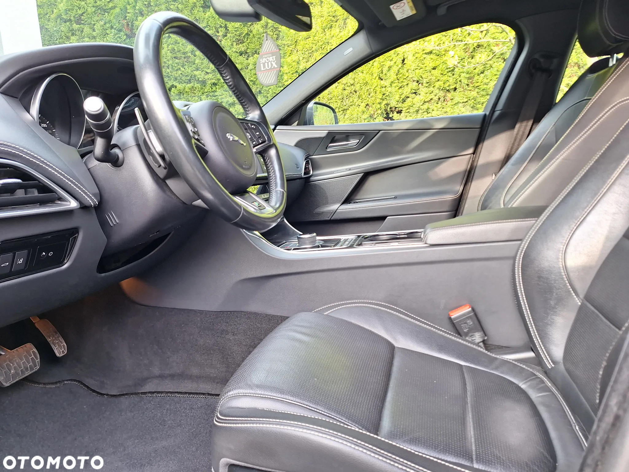 Jaguar XE 2.0 D R-Sport - 22