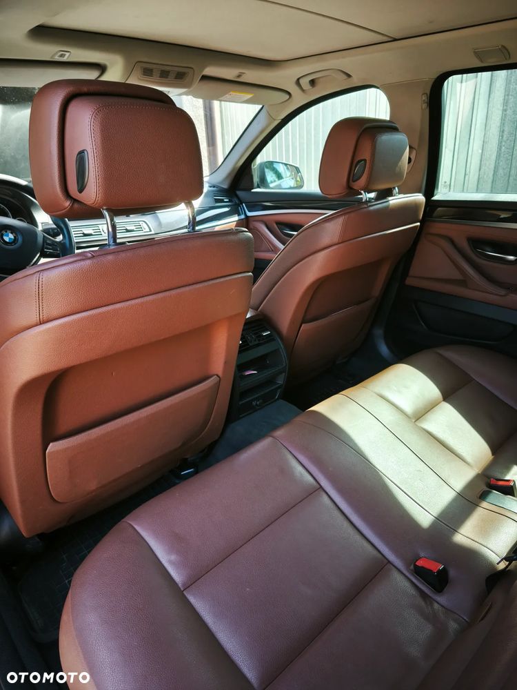 BMW Seria 5 525d Touring - 13
