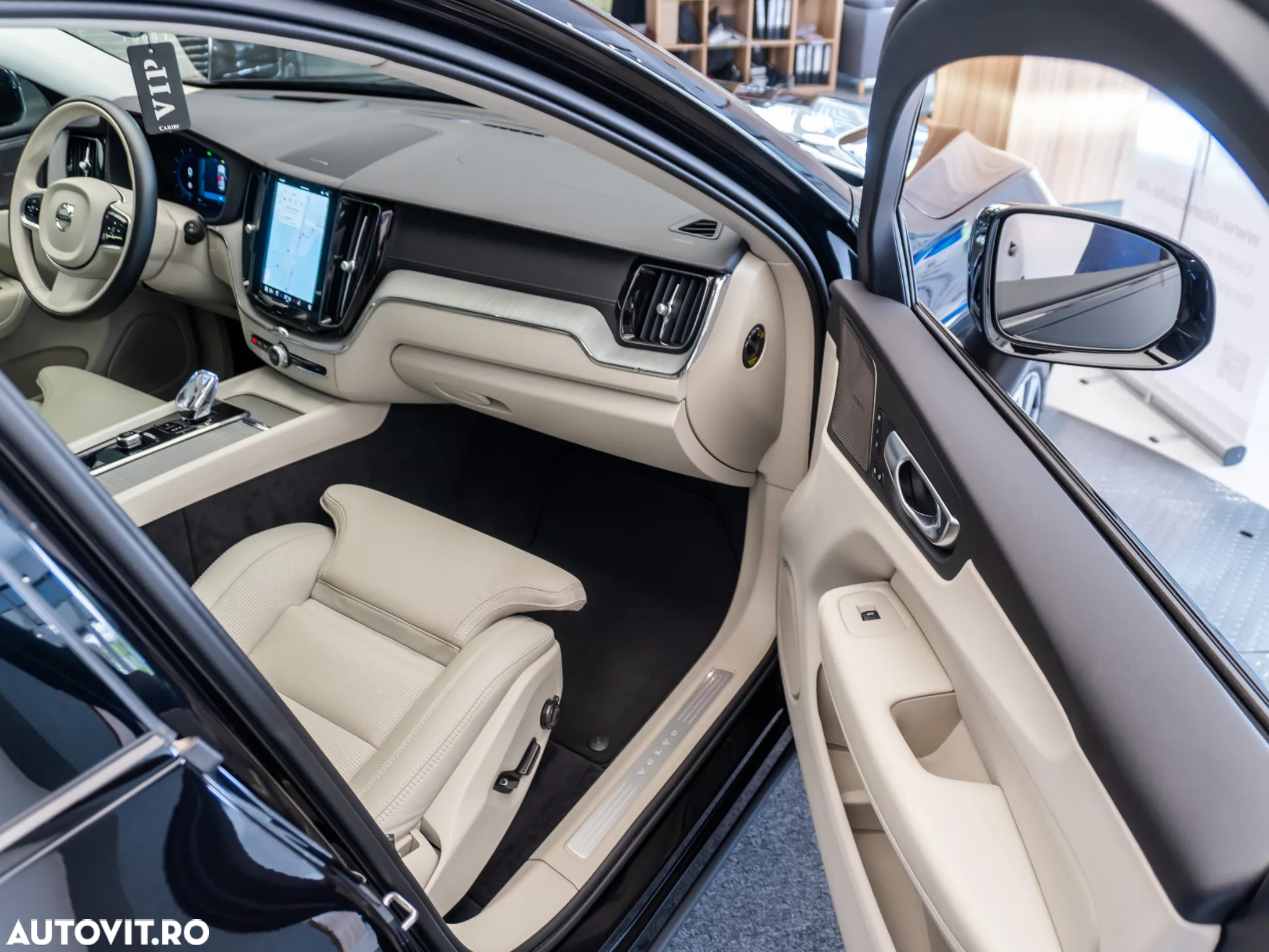 Volvo XC 60 B4 MHEV AT AWD Ultimate Dark - 25