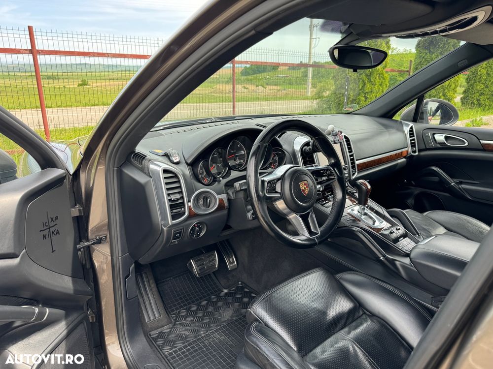 Porsche Cayenne 3.0 L V6 - 12