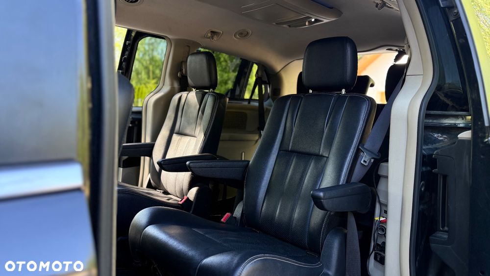 Chrysler Town & Country - 10
