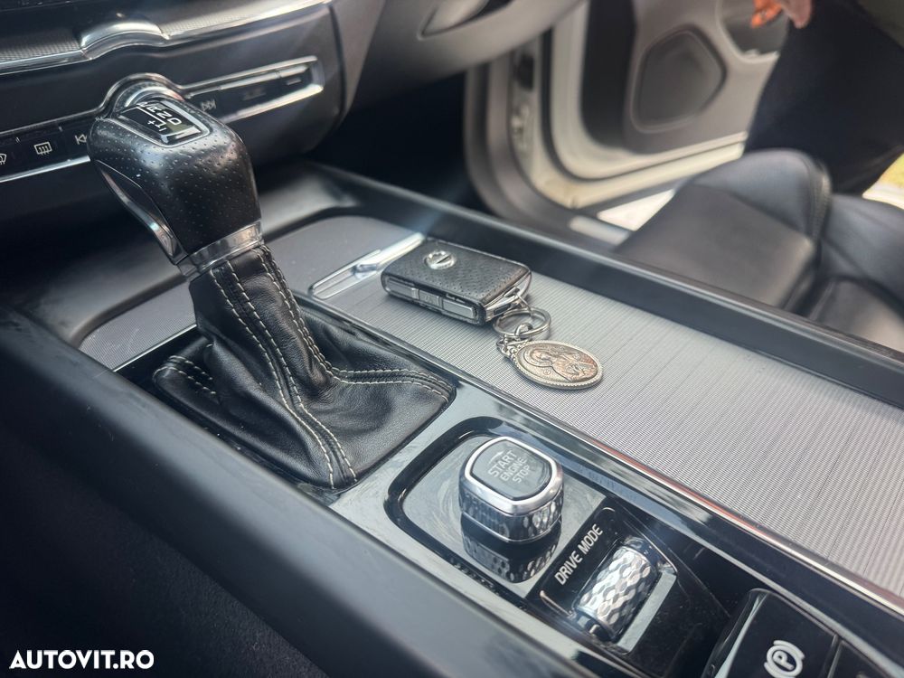 Volvo XC 60 D5 AWD Geartronic RDesign - 13