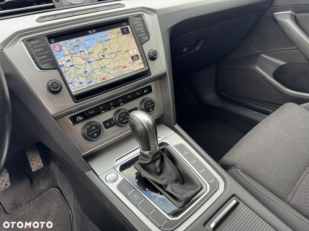 Volkswagen Passat 1.6 TDI SCR DSG Comfortline - 18