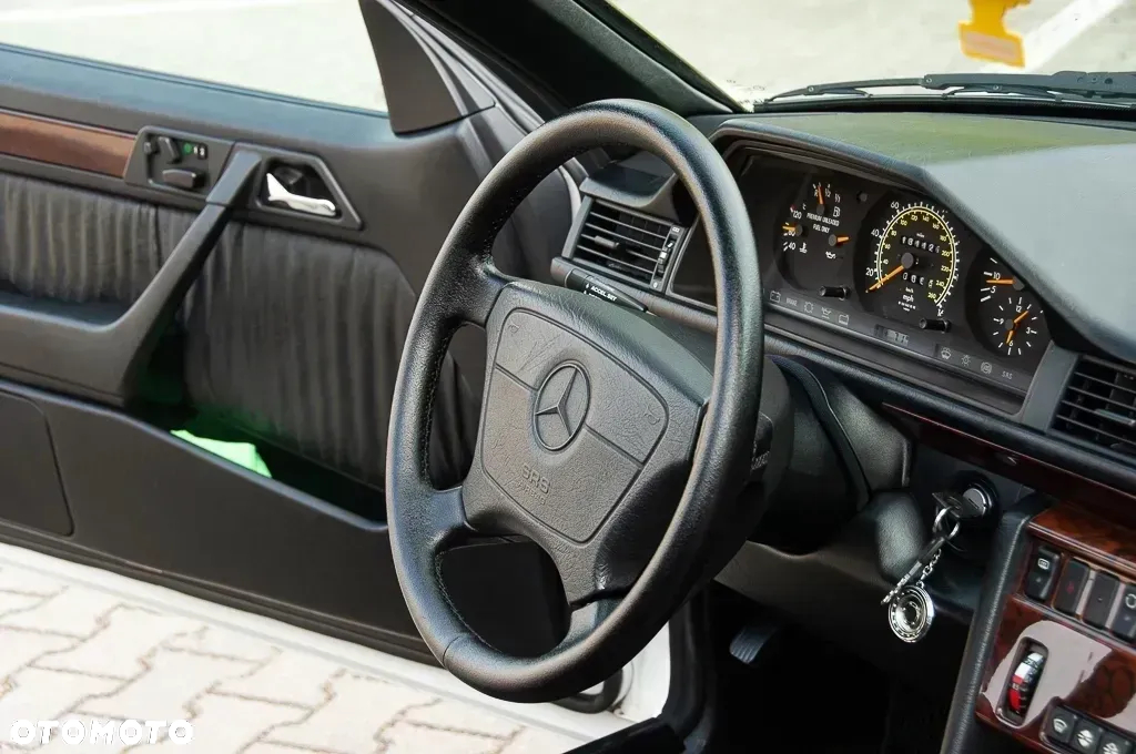Mercedes-Benz Klasa E 320 - 26