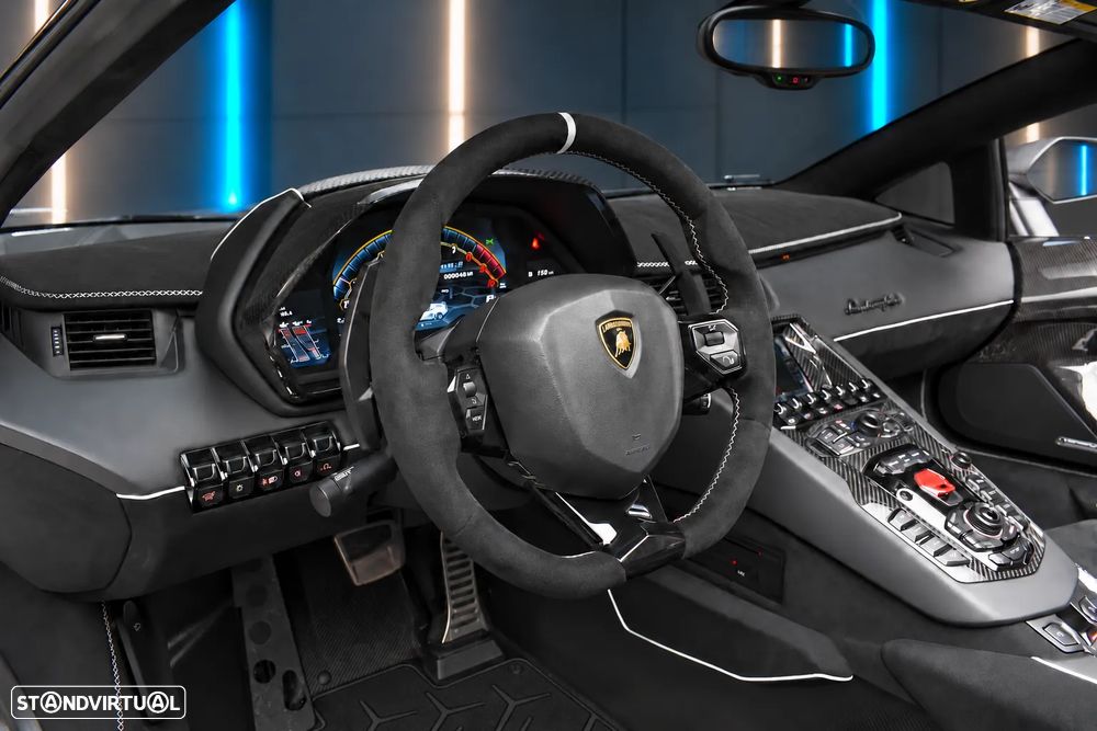 Lamborghini Aventador - 11