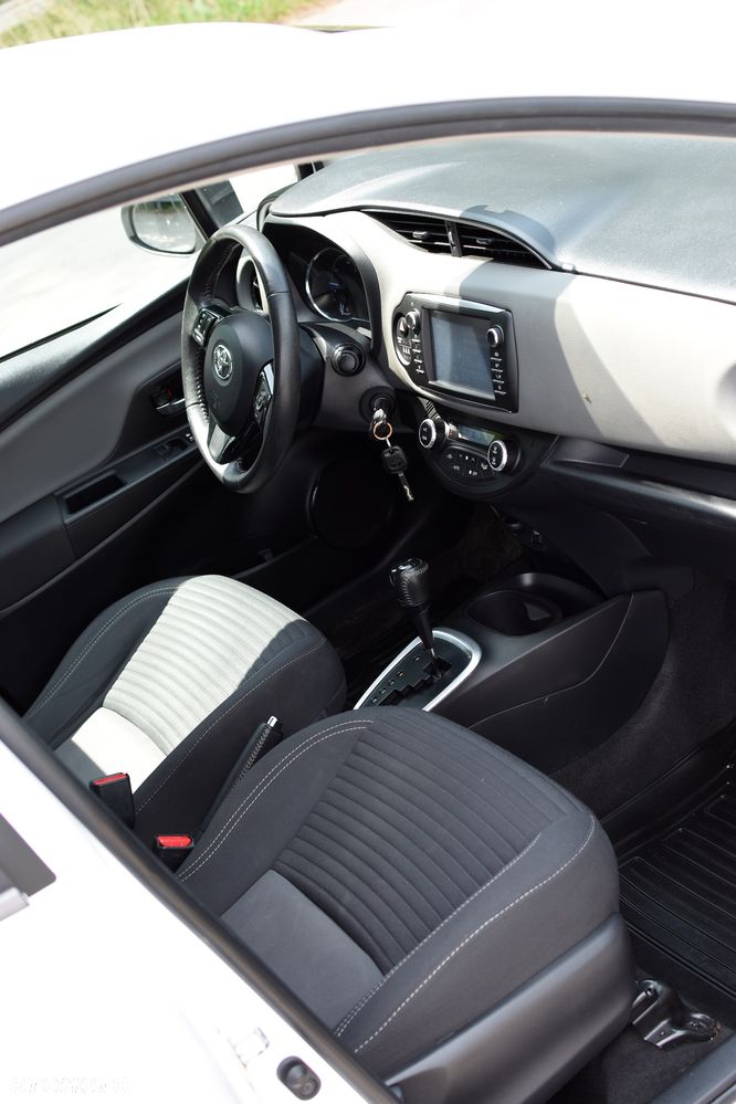Toyota Yaris Hybrid 100 Premium - 32