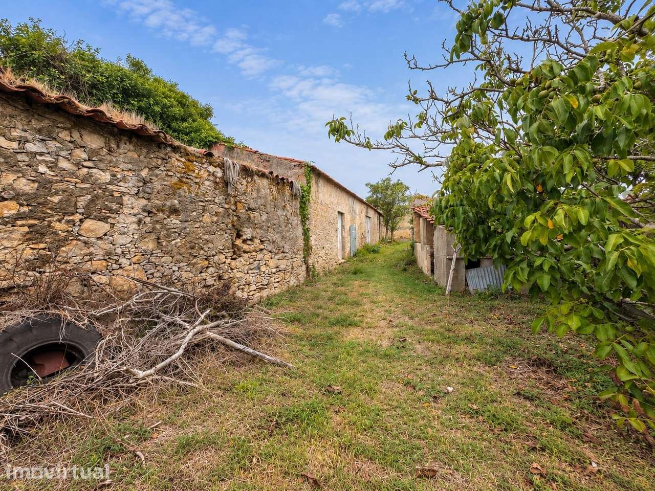 Moradia para recuperar, inserida num terreno com 728,5 m2, a cerca de - Grande imagem: 4/41