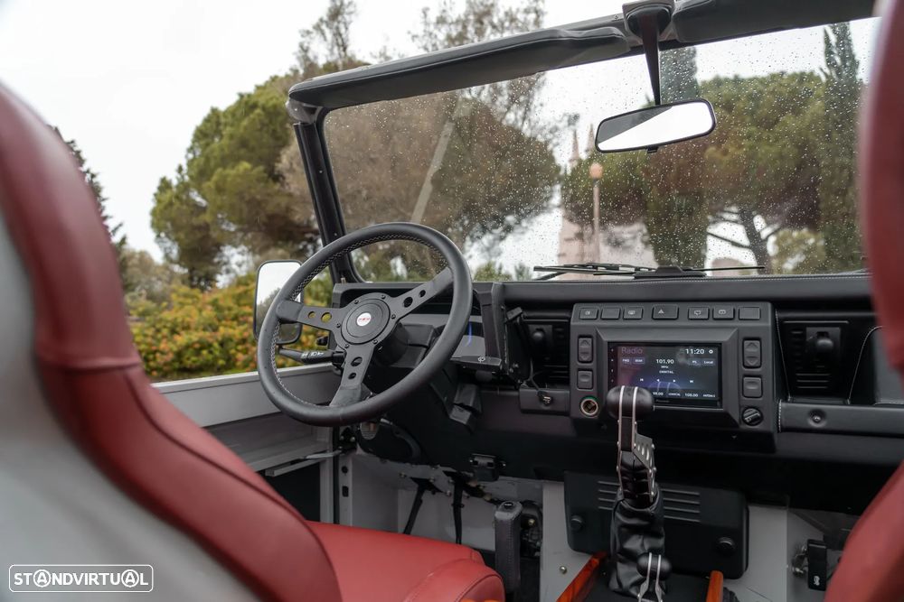 Land Rover Defender - 22