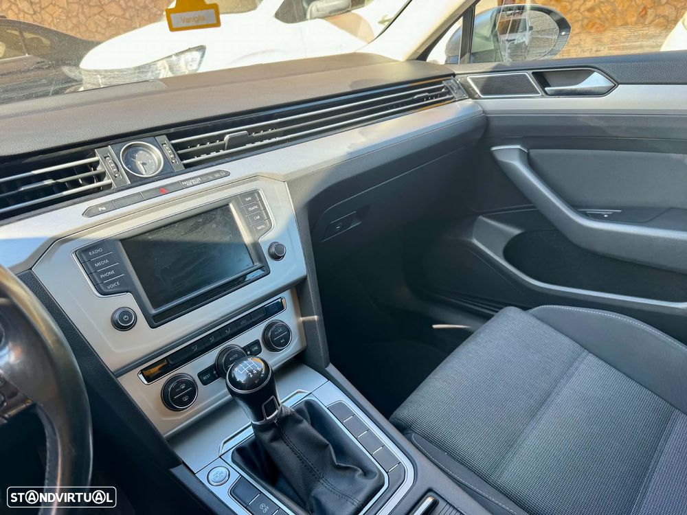 VW Passat 2.0 TDI Confortline - 12