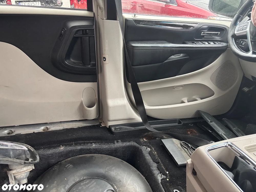 Chrysler Town & Country - 16