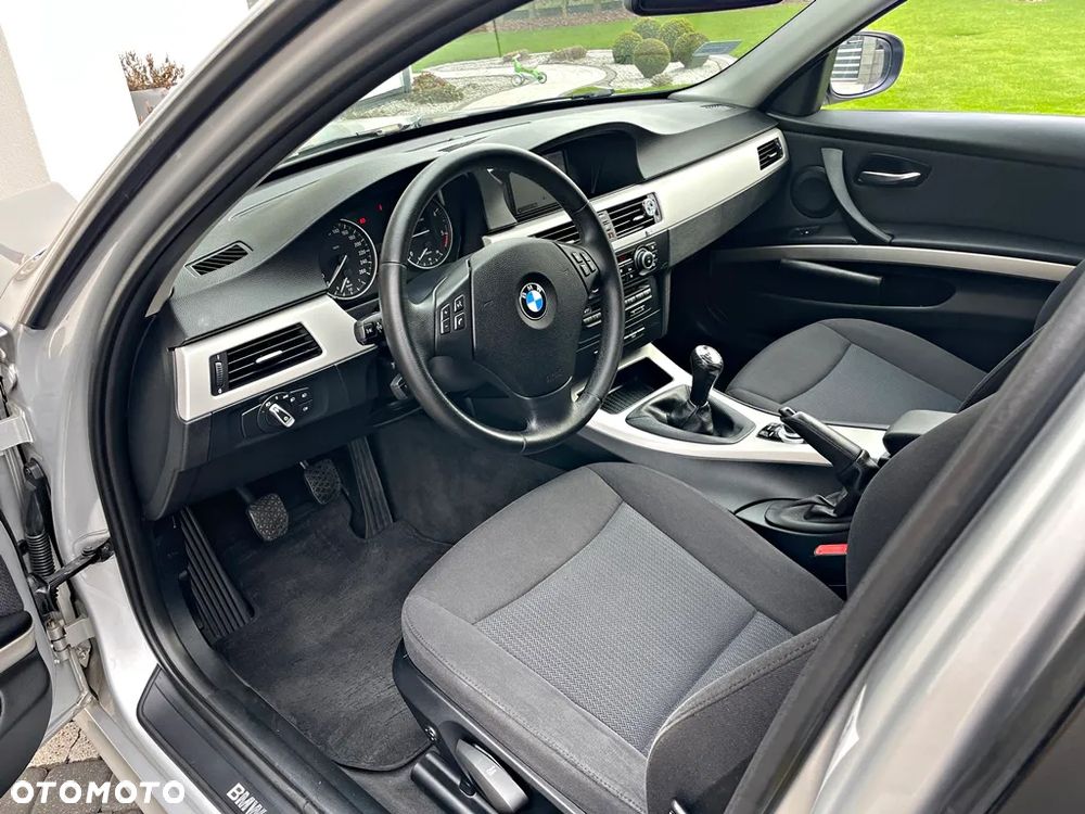 BMW Seria 3 318d DPF Touring Edition Exclusive - 23