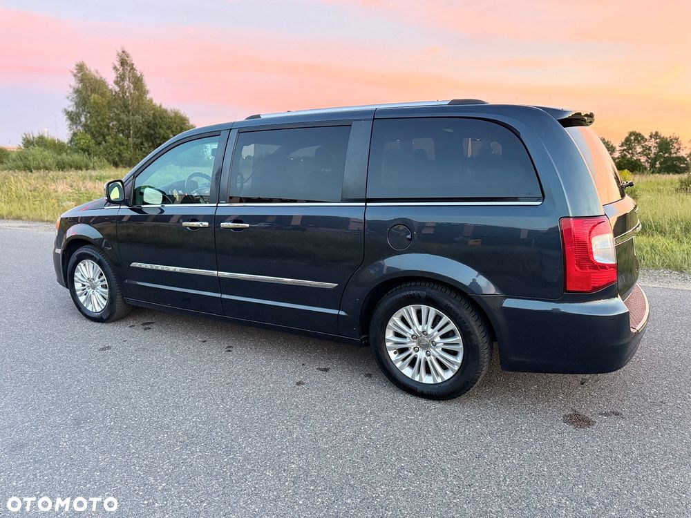 Chrysler Town & Country 3.6 Limited - 28