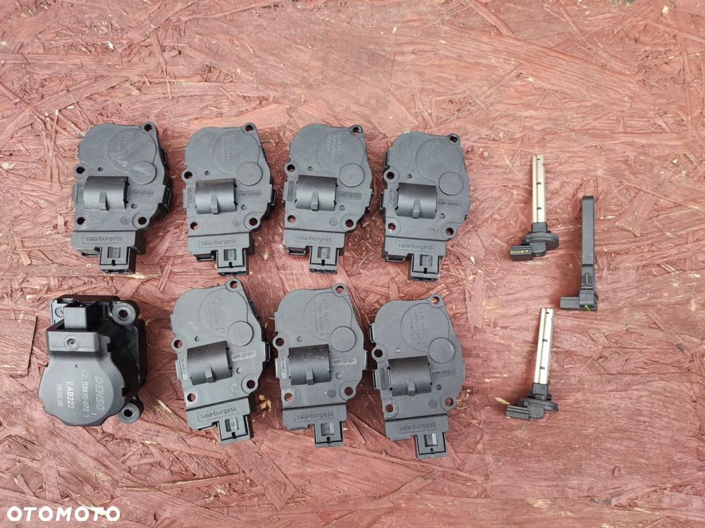 BMW E70 / E70 LCI / E71 / E72 / E81 / E82 / E84 / E85 / E86 / E87 / E87 LCI / E88 / E89 / E90 / E90 LCI / E91 / E91 LCI / E92 / E92 LCI / E93 / E93 LCI / F15 / F16 / F21 / F22 / F25 / F26 / F30 / F31 / F32 / F33 / F34 / F36 / F39 / F80 / F80 LCI / F82 / F83 / F85 / F86 / I01 / I12. ORYGINALNE SILNICZKI REGULACJI KLAP NAGRZEWNICY / CZUJNIKI TEMPERATURY POWIETRZA WEWNĘTRZNEGO. O NR: 9 231 884 / 6 915 391 / 0 151 687 OEM. BARDZO DOBRY STAN TECHNICZNY. - 2