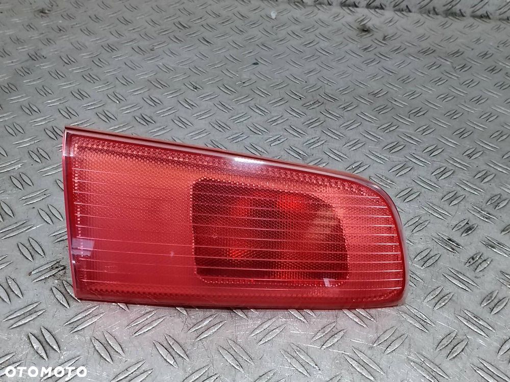 LAMPA TYLNA LEWA W KLAPE MAZDA 2 3M71-13547-BG  2NE964835-01 1.3 16V - 8