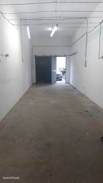 Garagem/Armazém 35m2 Vilar de Andorinho | Metro à Porta | 3 Carros - Grande imagem: 2/4