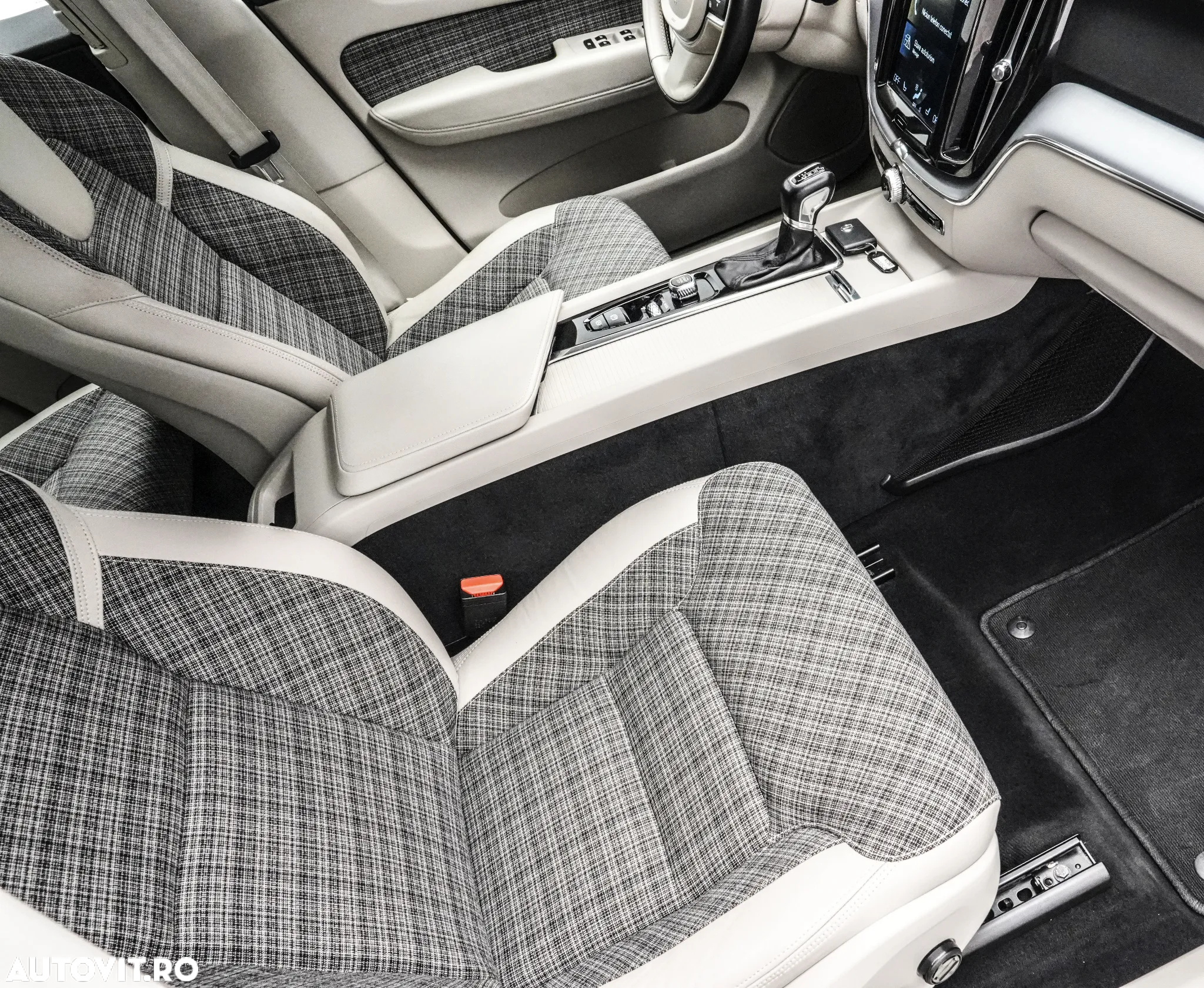 Volvo XC 60 D4 Momentum Pro - 12
