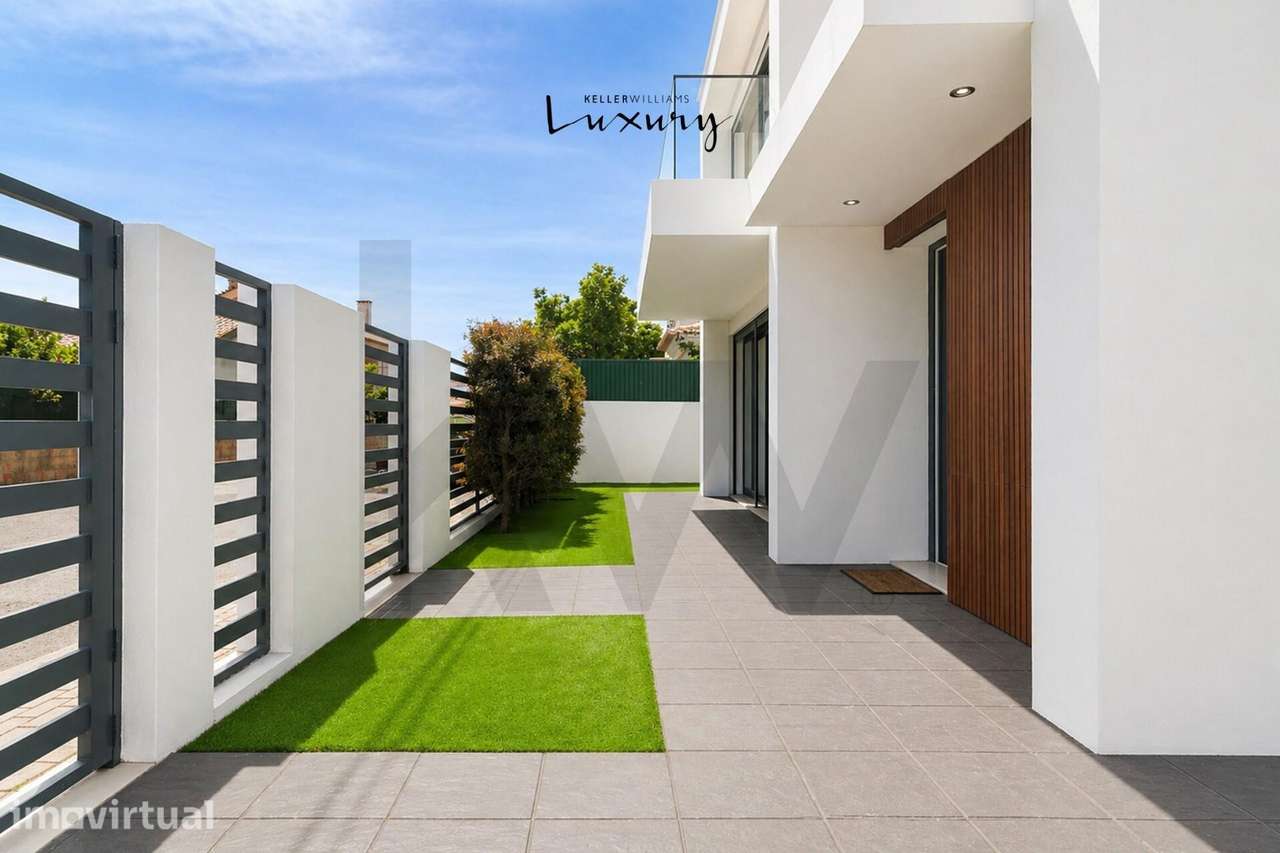 MORADIA T3 + 1 COM PISCINA E JARDIM, DESIGN CONTEMPORÂNEO, PÉ-DIREITO - Grande imagem: 3/38