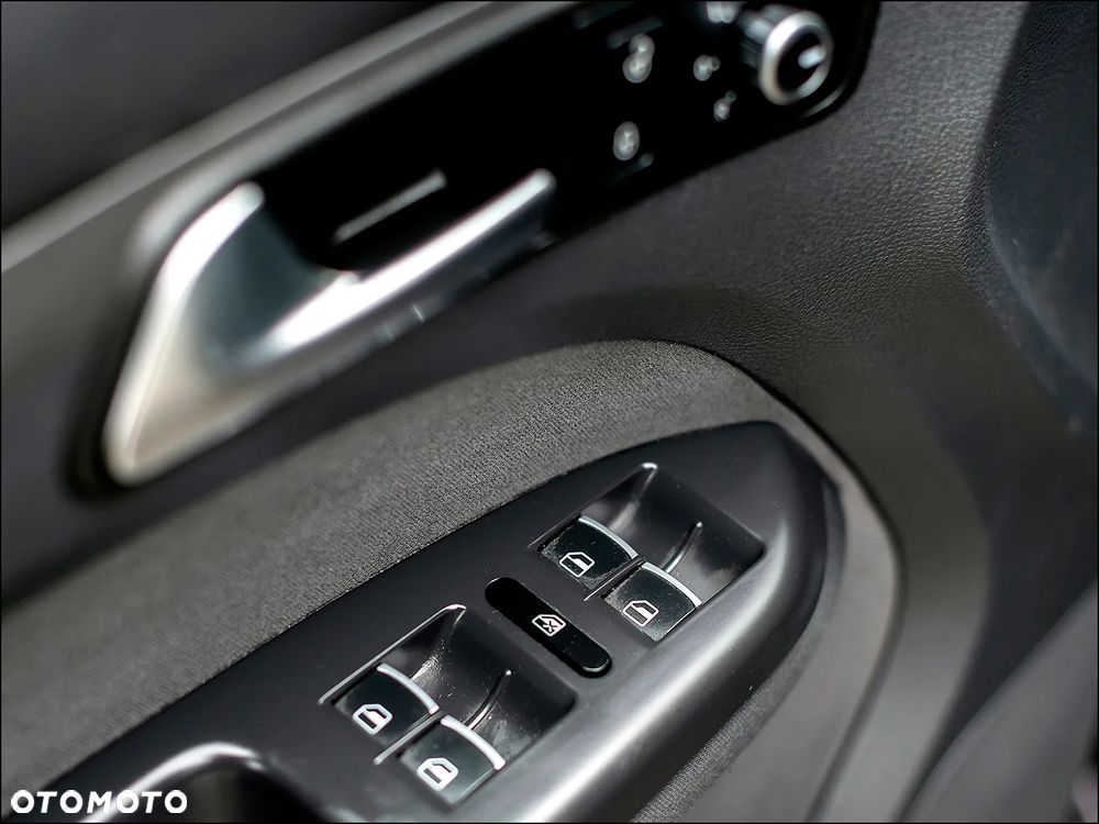 Volkswagen Touran - 28