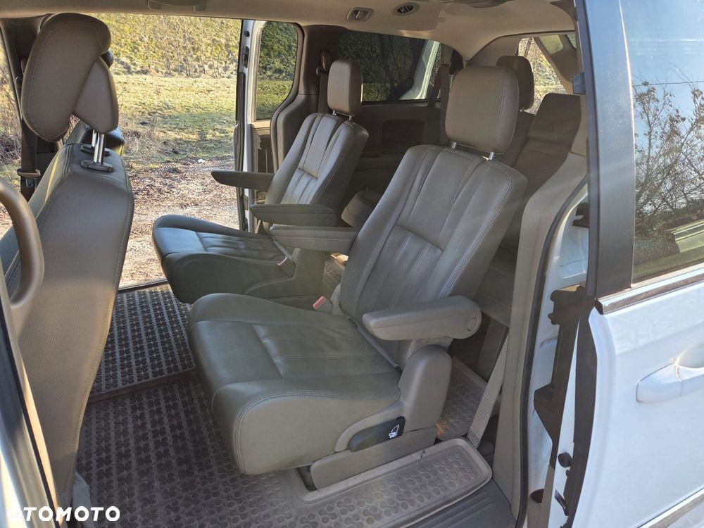 Chrysler Town & Country - 7
