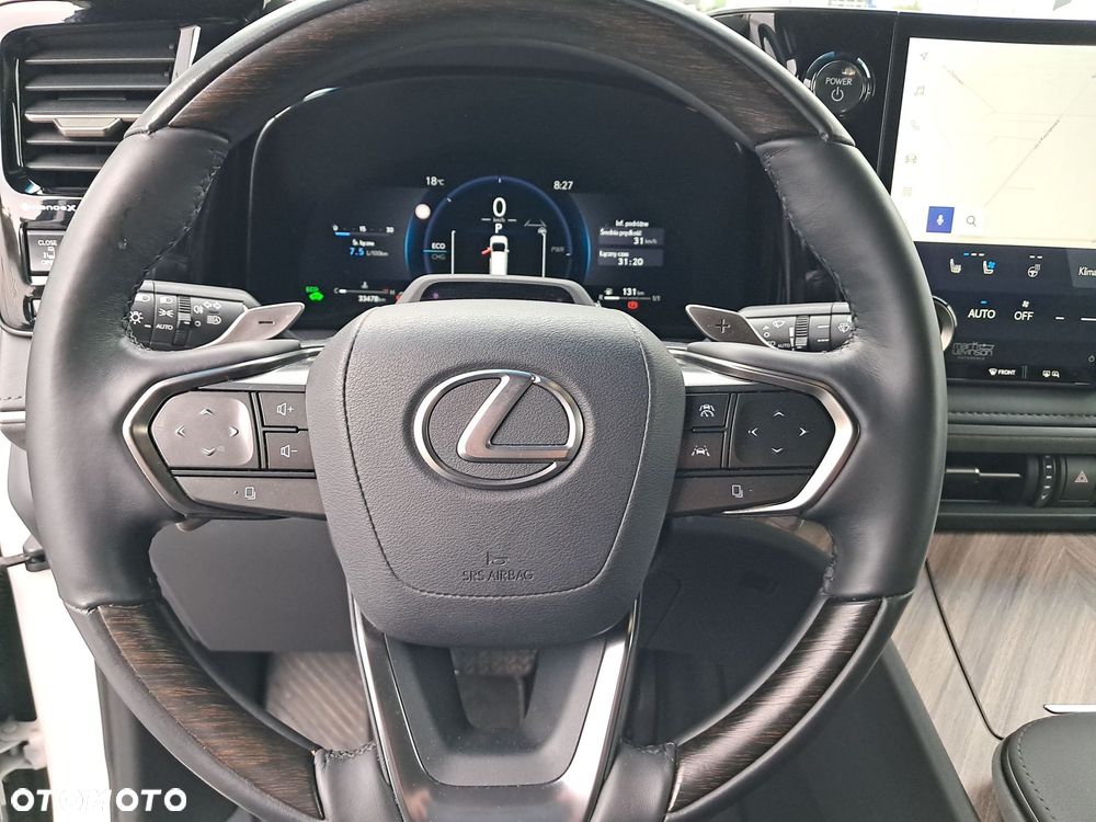 Lexus LM - 20