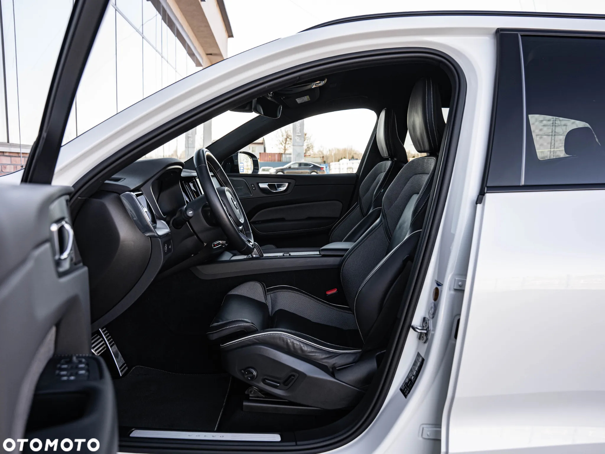 Volvo XC 60 B4 D AWD Plus Dark - 23