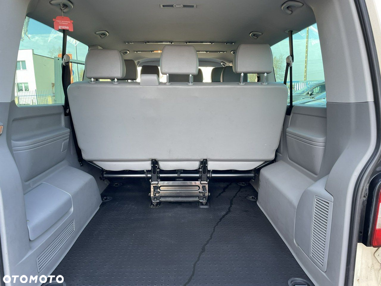 Volkswagen Caravelle - 8