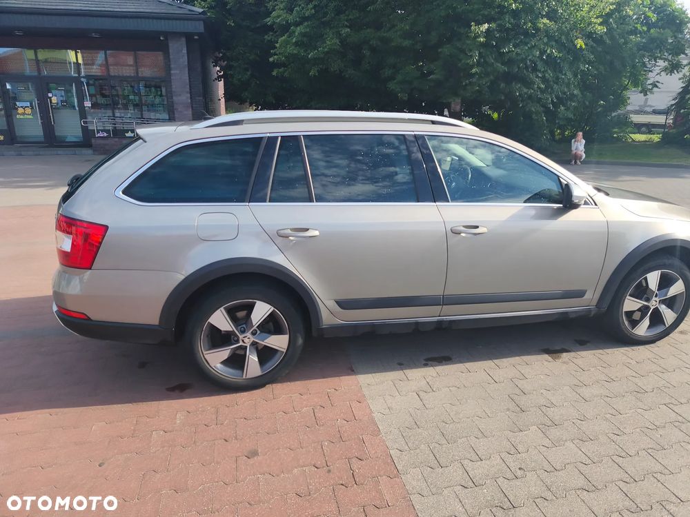 Skoda Octavia Scout 2.0 TDI 4x4 DSG - 6