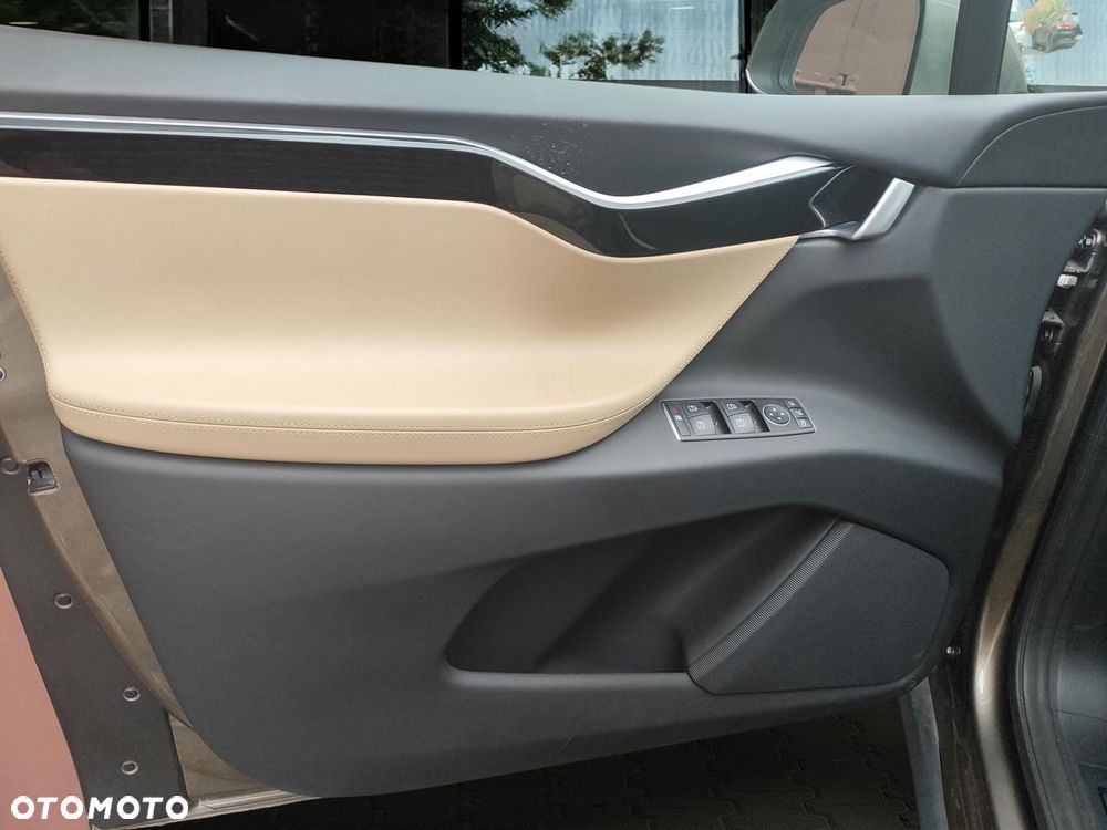 Tesla Model X 90 D - 17