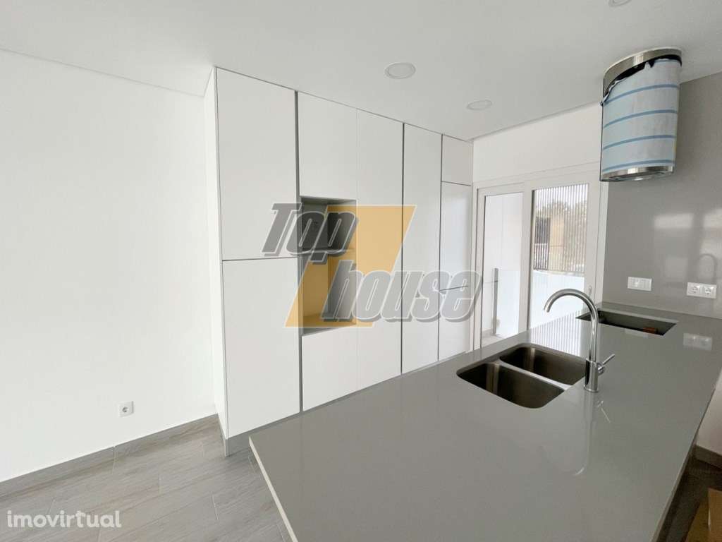 Moradia em banda V2+3 - Vale de Milhaços - Corroios - Grande imagem: 2/30