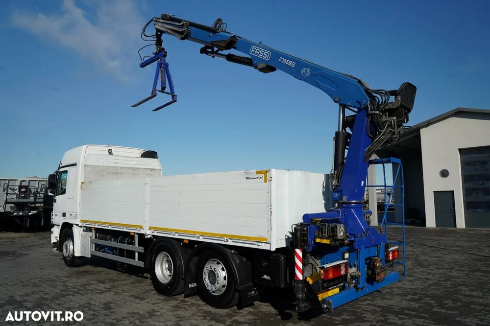 Mercedes-Benz ACTROS 2548 / 6x2 / ÎNĂLȚIME - 6,5 M / PUNTE RELAXABILĂ / TRANSMISIE FASSI / ATINGERE: 10,85 M / PRIMUL SCAUN SPATE / ROTATOARE / FURCĂ PENTRU PALEȚI - 3