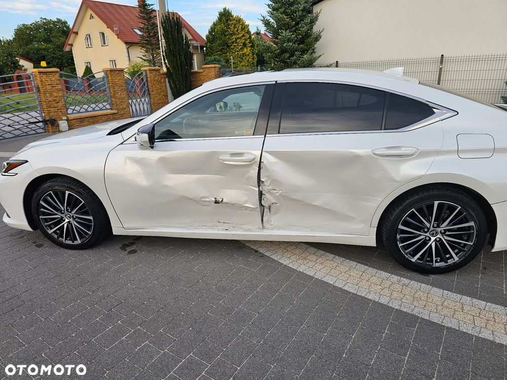 Lexus ES 300h Business Edition - 11